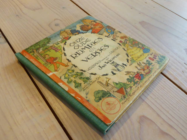 Een kinderboek op tafel
