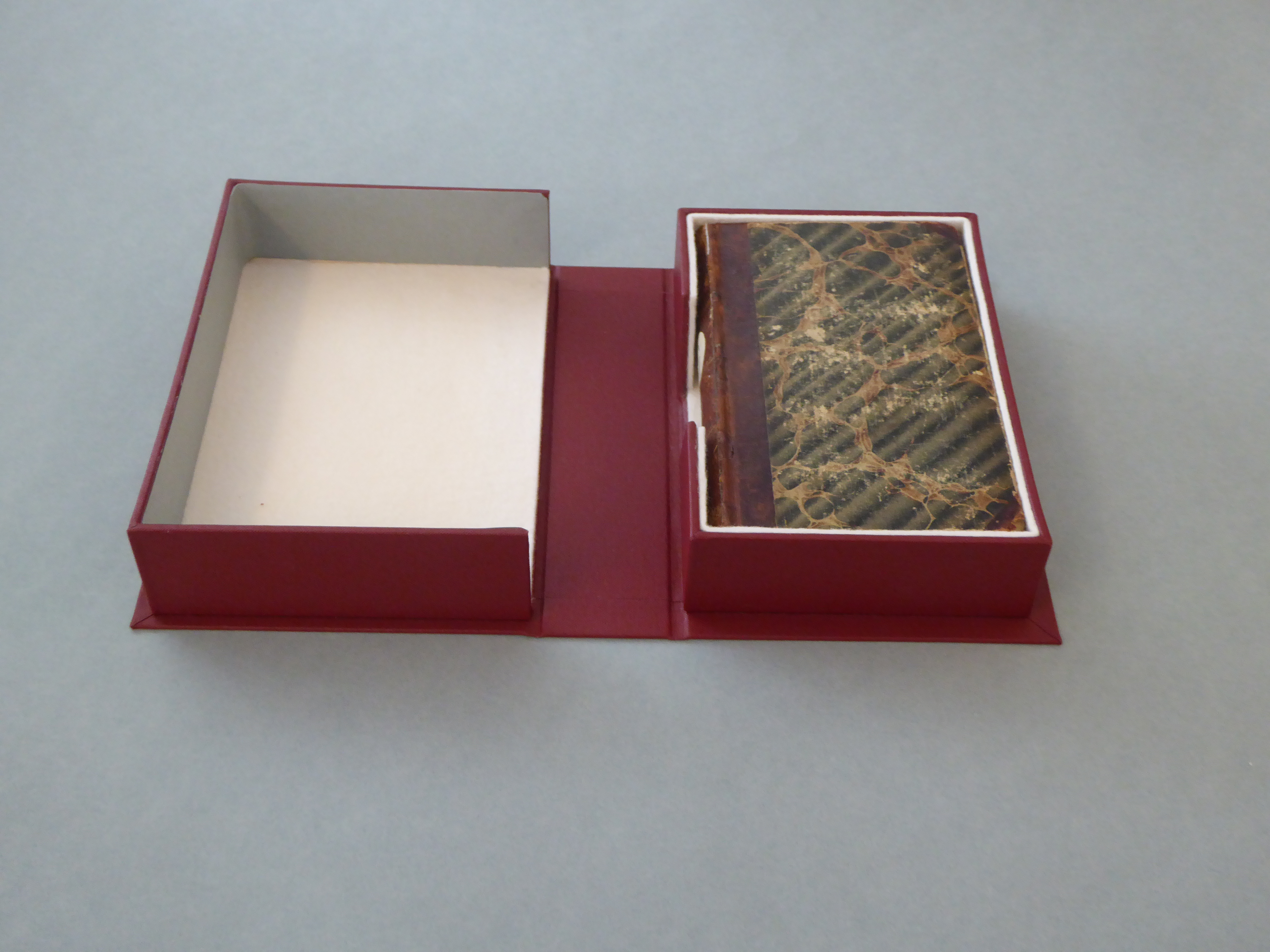 Een voorbeeld van een luxe doos om een boek heen